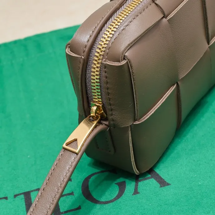 Batch 1120 Lazy and casual is the ultimate meaning of relaxation. Brick cassette has a unique quiet power, which is fashionable without losing aura🧩Classic weaving and neutral style can create a casual and high-end texture. The shoulder strap is adjustable and can be worn on one shoulder or under the armpit, and can be worn as a crossbody at will. Although it is a small size, it can actually hold a lot of belongings, and it is also very light~ This travertine green version of mine feels like it has given spring new vitality🍃 I will grab the versatile item first! Style number: 6816# Size: 18*9*3.5cm